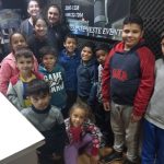 Crianças que participam de programa do CRAS visitam a Rádio Princesa FM para conhecer como se faz, uma vez que eles estão aprendendo sobre os meios de comunicação.