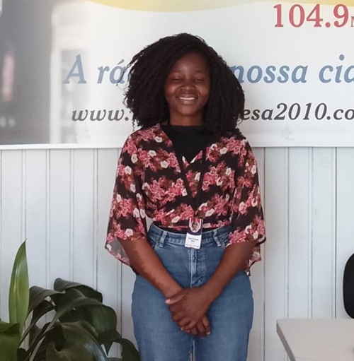 Estudante da UNIAENE da Bahia, Loida Arminda Muambale, esteve na Rádio Princesa se apresentando a comunidade