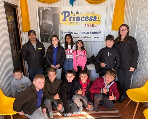 Alunos do quinto ano da escola Aníbal Magni acompanhados da professora Mirela