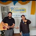 Cantor Tarcísio Lima fala e canta na Rádio Princesa